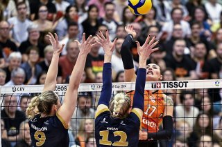 Un bloc infranchissable pour Tessa Ann Grubbs (de face). KEYSTONE/JEAN-CHRISTOPHE BOTT